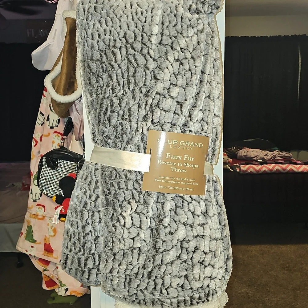 Club Grand Luxury, Faux Fur Reverse To Sherpa Throw, 50X70